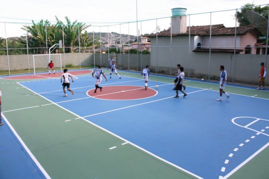 nova quadra foi estreada com uma partida de futebol entre alunos, professores e funcionários da Prefeitura